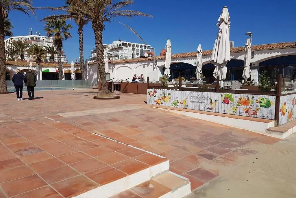Bonito Piso Frente A La Playa Con Parking Privado. Apartment Empuriabrava