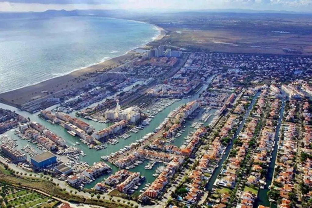 Bonito Piso Frente A La Playa Con Parking Privado. Apartment Empuriabrava
